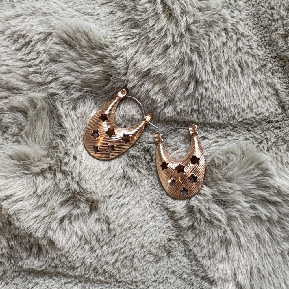 Elegant Star Hoop Earrings in Gold